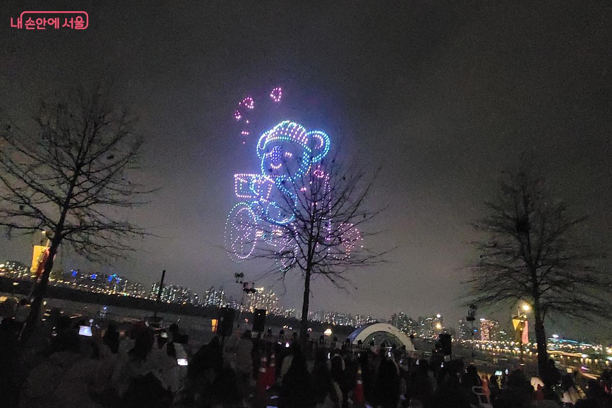 BT21 캐릭터를 드론으로 표현한 장면이 펼쳐졌다. &copy;조연