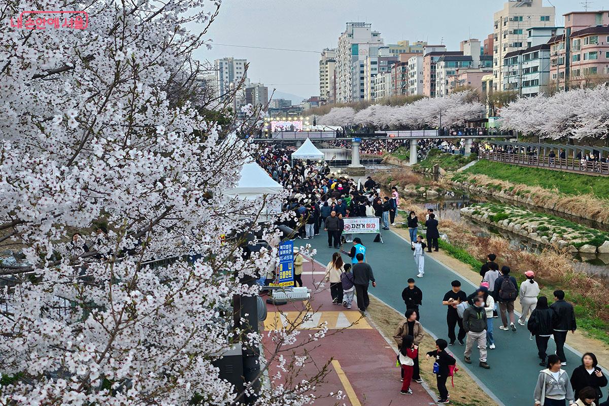 주변상권 먹거리와 문화공연을 즐기는 시민들ⓒ이정민