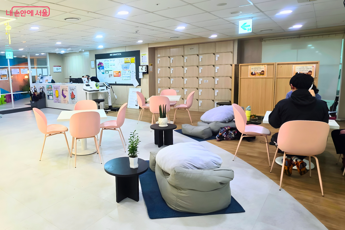 빈백과 테이블이 마련된 안락한 휴식 공간과 물품 보관함 전경 &copy;양정화