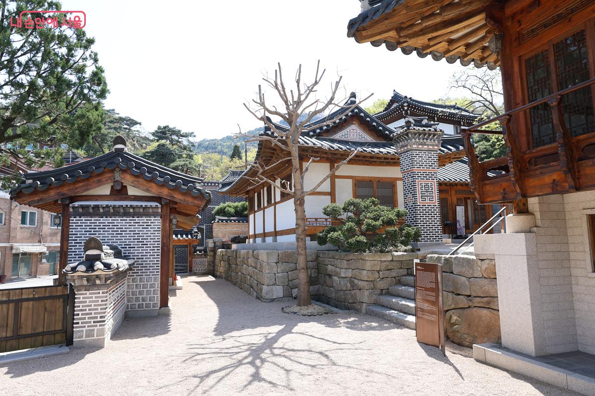 큰 규모는 아니지만 한옥의 정취를 물씬 느낄 수 있는 곳이다. &copy;박우영