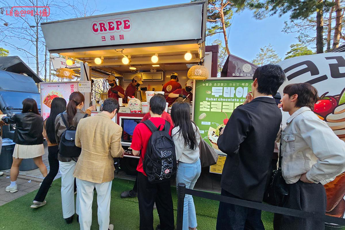 푸드트럭에서 커피, 떡볶이 등 다양한 먹거리를 즐길 수 있다. &copy;이혜숙