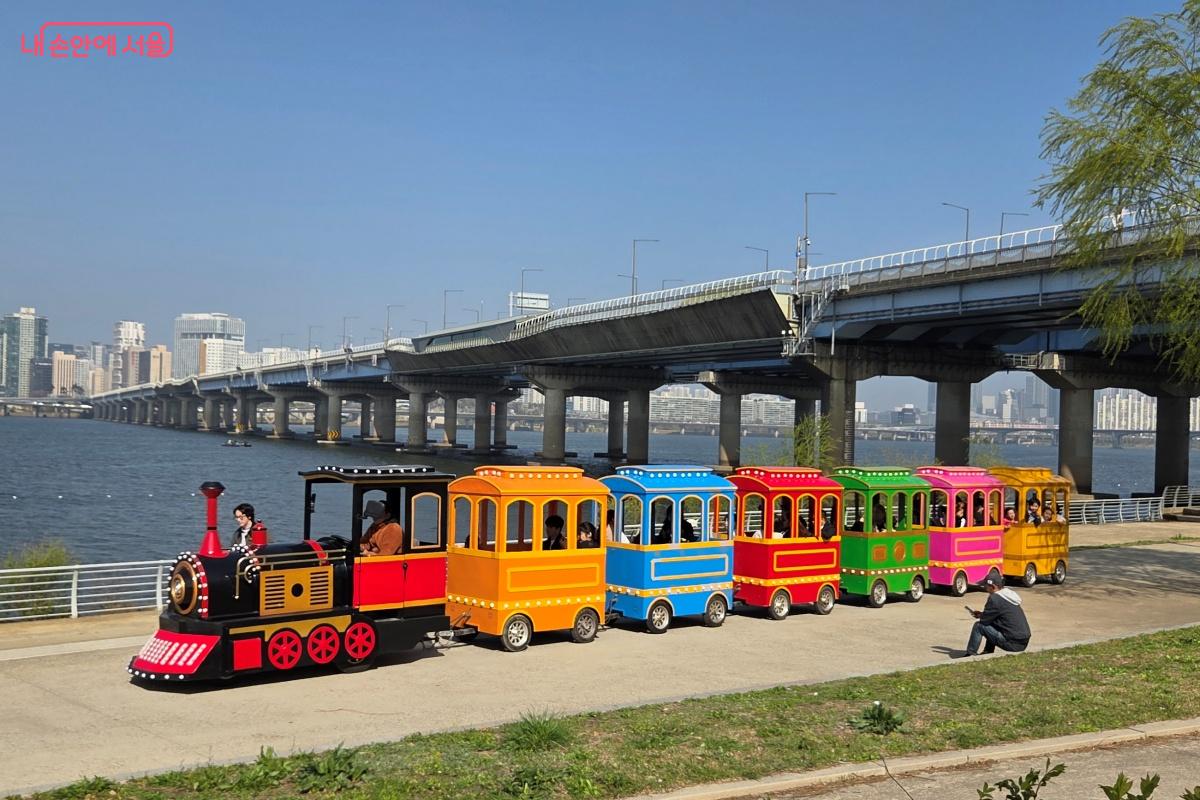 여의도 선착장부터 물빛광장까지 봄꽃 열차도 운행된다. &copy;김미선