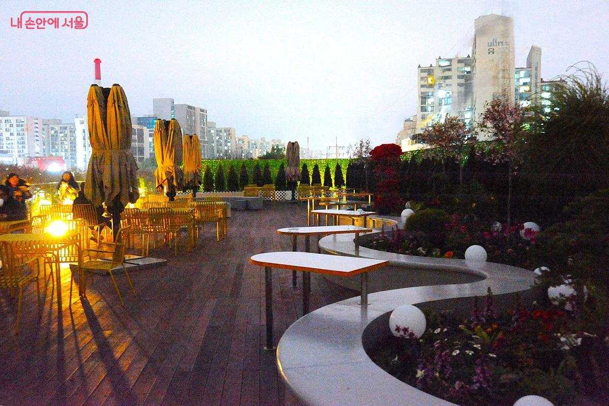 수변전망대 야간 풍경 &copy;조수봉