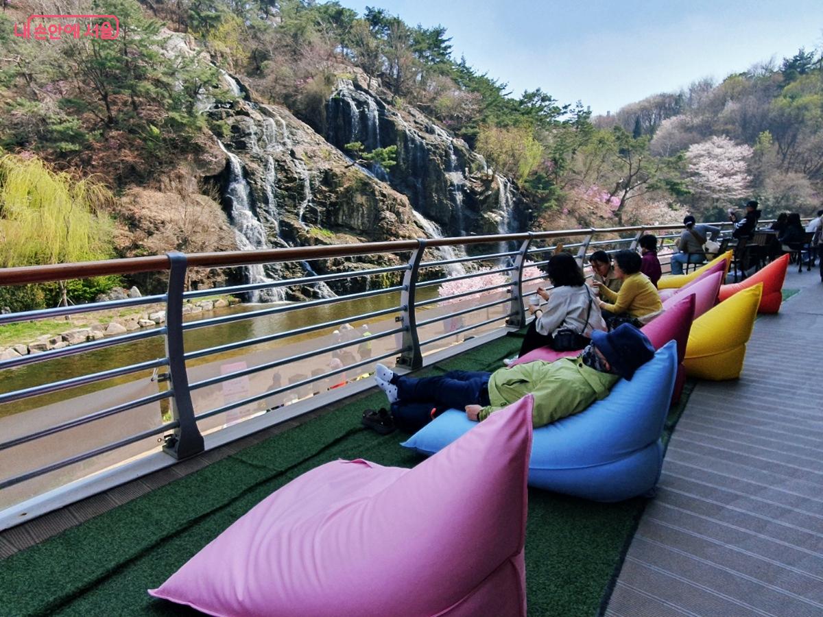 홍제폭포 수변테라스 빈백에서 봄을 즐기고 있는 시민들 ©김병규