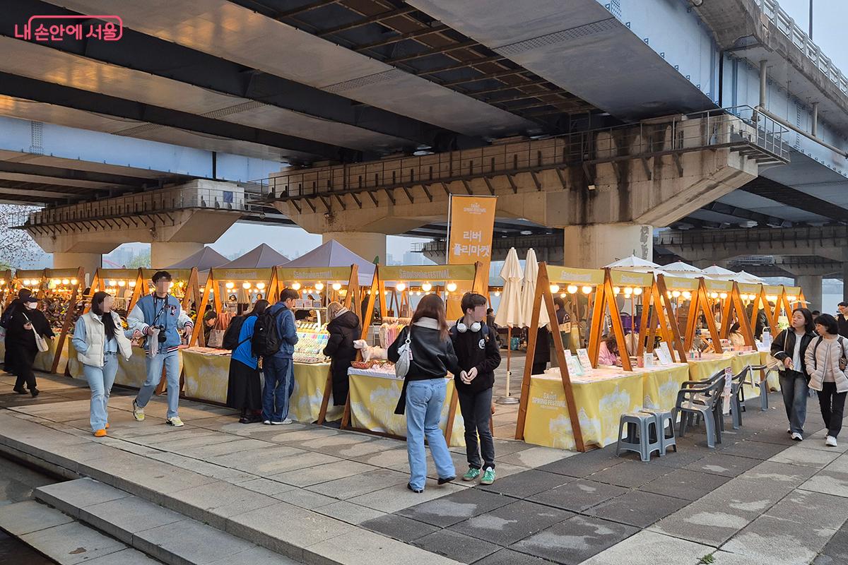 중소 상인들의 다양한 상품들을 저렴한 가격에 판매하는 '한강 플리마켓'
