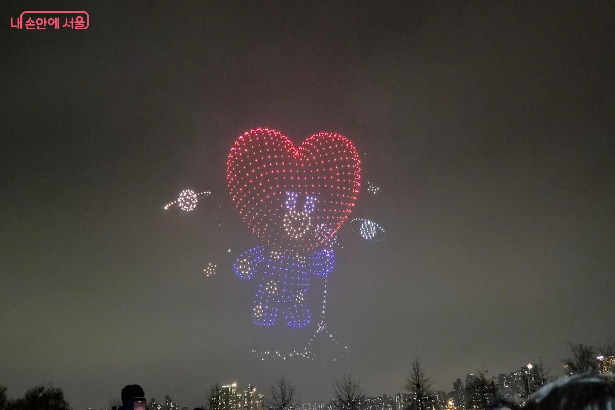 BTS를 상징하는 BT21 형상이 노래와 함께 펼쳐지고 있다. ⓒ최현우