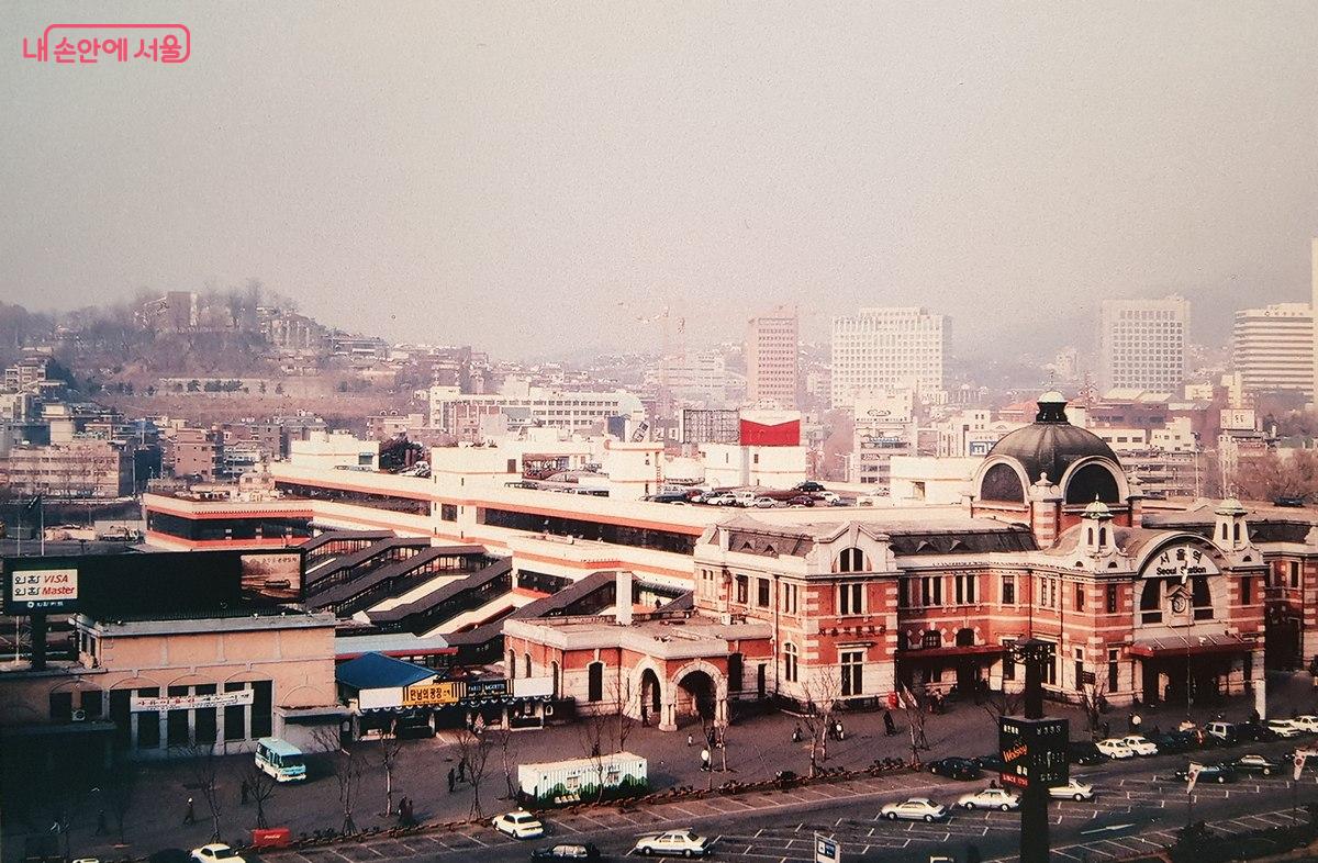 오른쪽에 서울역 본역사와 그 뒤에 1차 민자역사가 보인다. 왼쪽 끝에 보이는 건물이 남부역이다.(1995년) ©철도박물관