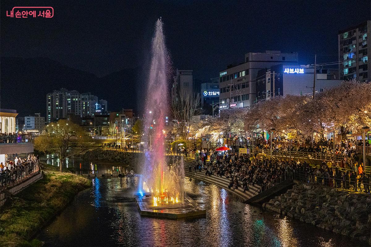 야간 조명과 함께한 우이천 분수 풍경ⓒ장신자
