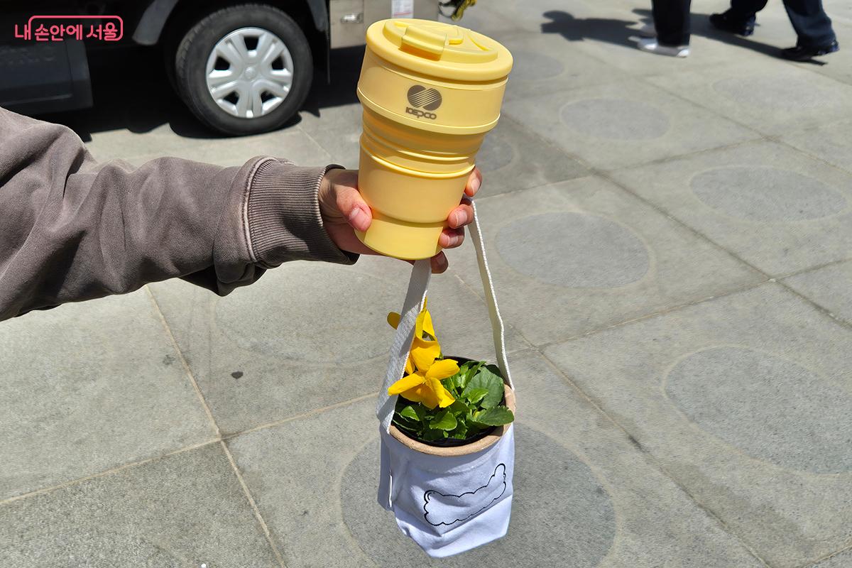 가져간 페트병을 분리배출함에 제출하고 노란색 메리골드 화분을 받았다. &copy;정향선  