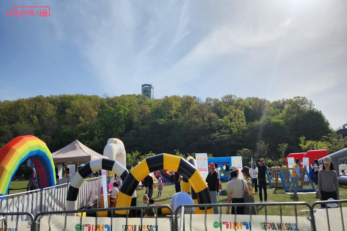 놀이기구에서 아이들이 놀고 있는 모습 &copy;장지영