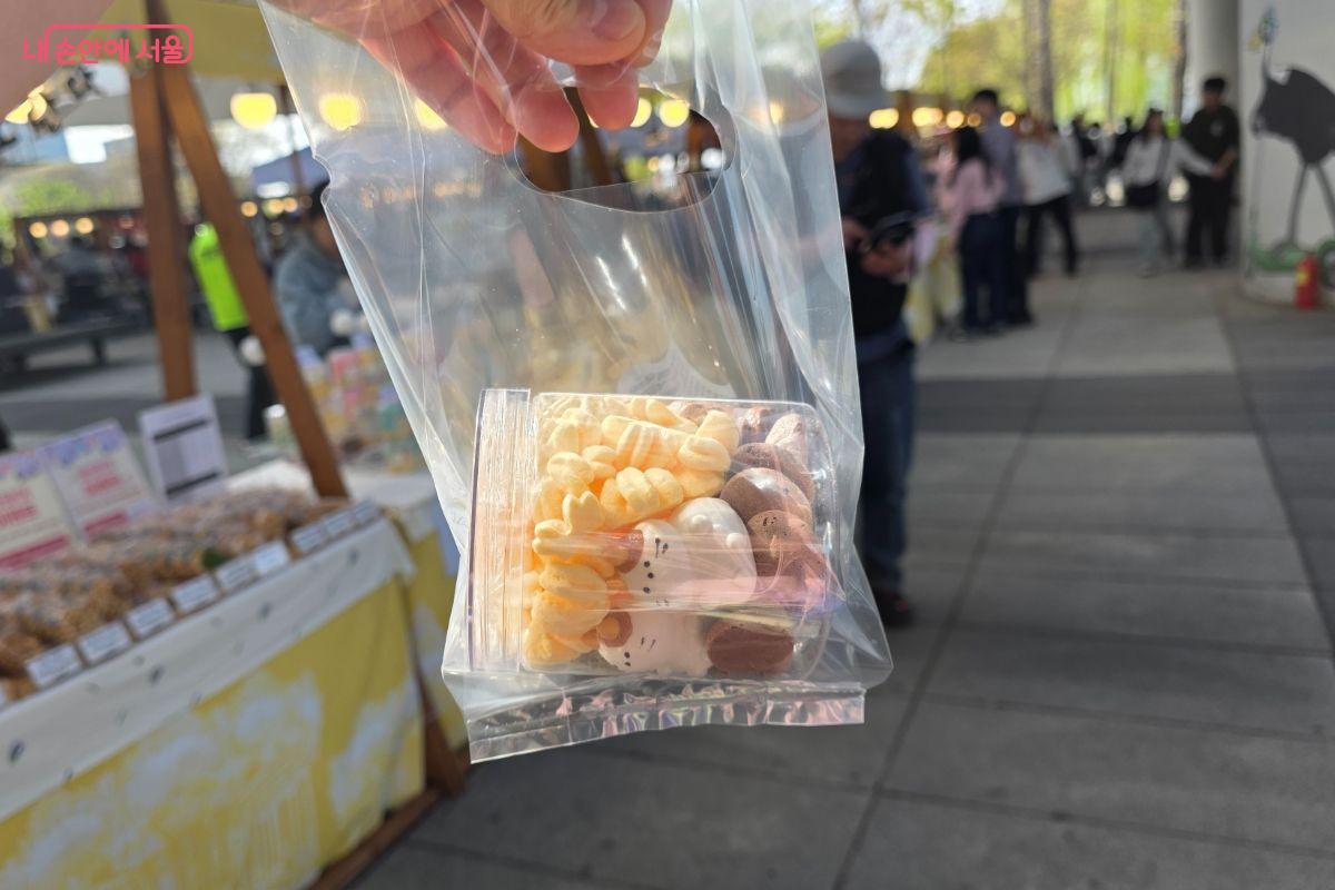 플리마켓에서 구입한 달콤한 머랭 쿠키를 먹으며 한강의 낭만을 즐겨보았다.