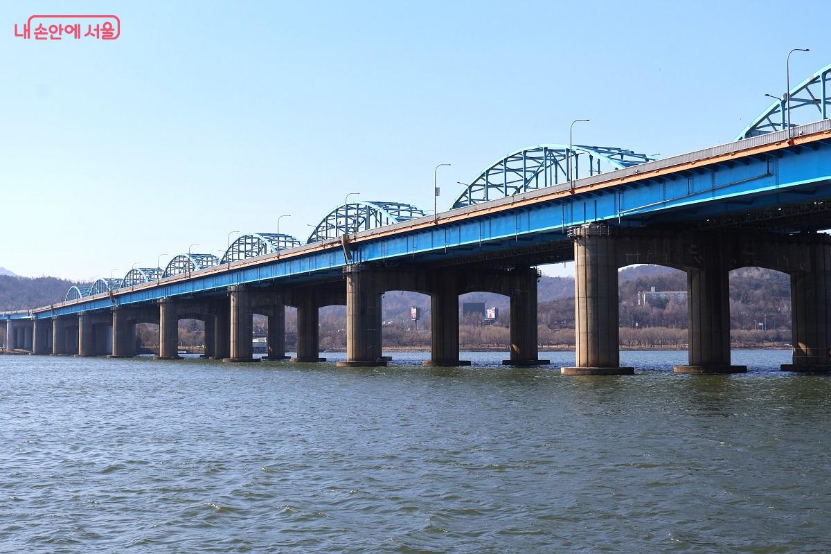 도로와 4호선 전철이 공존하는 동작대교는 푸른 아치가 돋보인다. ⓒ이봉덕