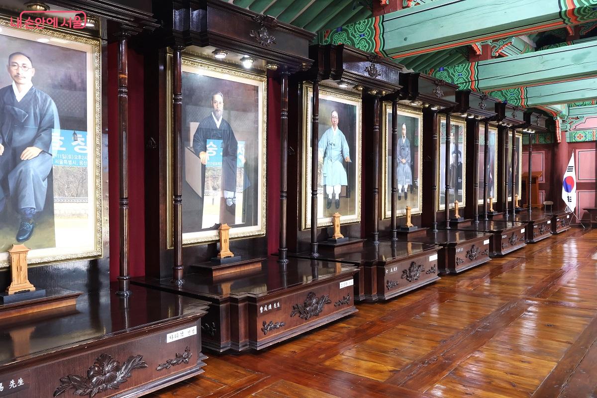의열사 내부, 독립운동가 선열들의 초상화가 나란히 봉안된 전시실 &copy;김대진