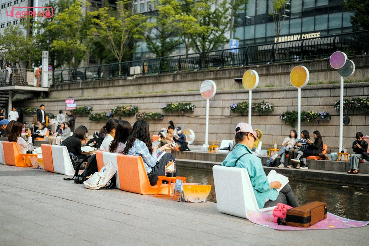 내가 앉은 자리에 놓인 &lsquo;나만의 책 봐, 구니&rsquo;에 어떤 책이 있을까 하는 기대감도 생긴다. &copy;김아름