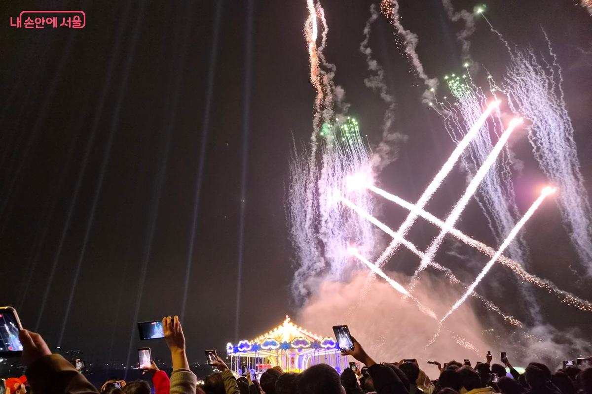 한강회전목마에 조명과 불꽃 효과가 더해지며 축제 분위기를 한층 끌어올렸다. ⓒ최현우