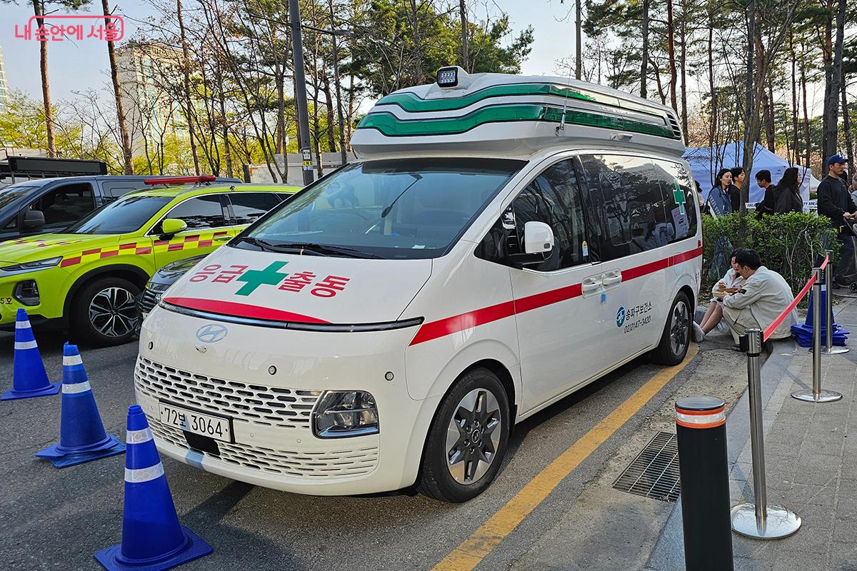만일의 사고를 대비해 응급차가 배치되어 안전을 도모했다. ©이혜숙