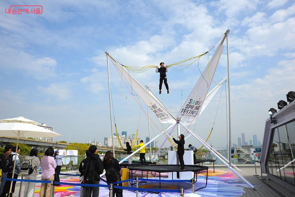 안전장치를 설치해 어린이도 쉽게 트램펄린 번지점프를 체험할 수 있다. &copy;조수봉
