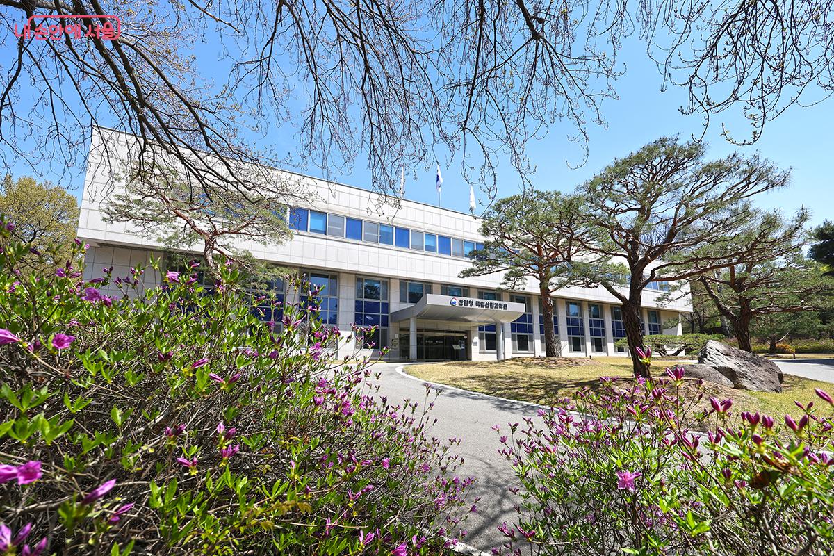 국립산림과학원 본관 건물 전경 &copy;김주연