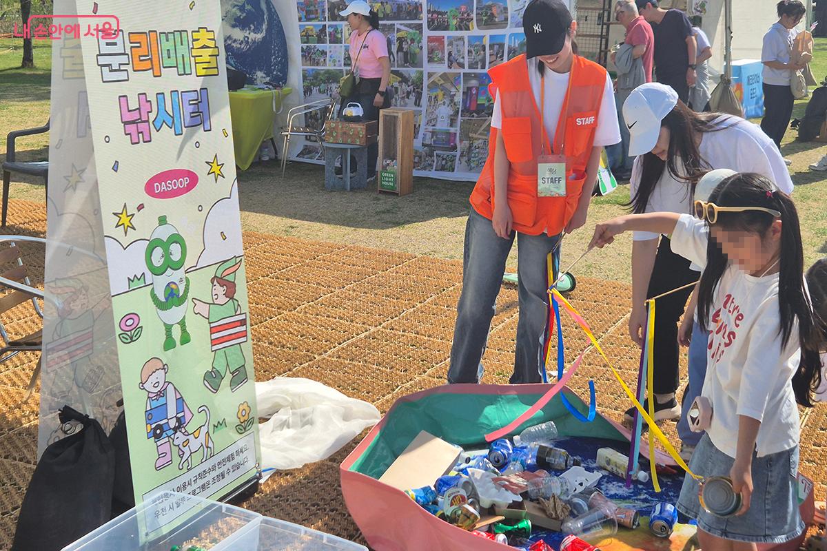 폐현수막과 폐섬유를 활용한 업사이클링 전시와 분리배출 체험 등이 운영되었다. &copy;이혜숙