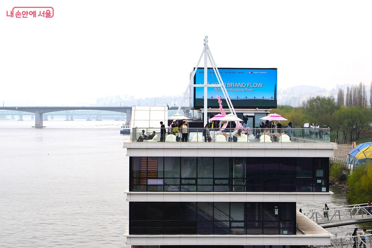 시원한 강바람을 맞으며 한강의 전경을 한눈에 담는 선착장 루프탑 풍경 ⓒ이봉덕