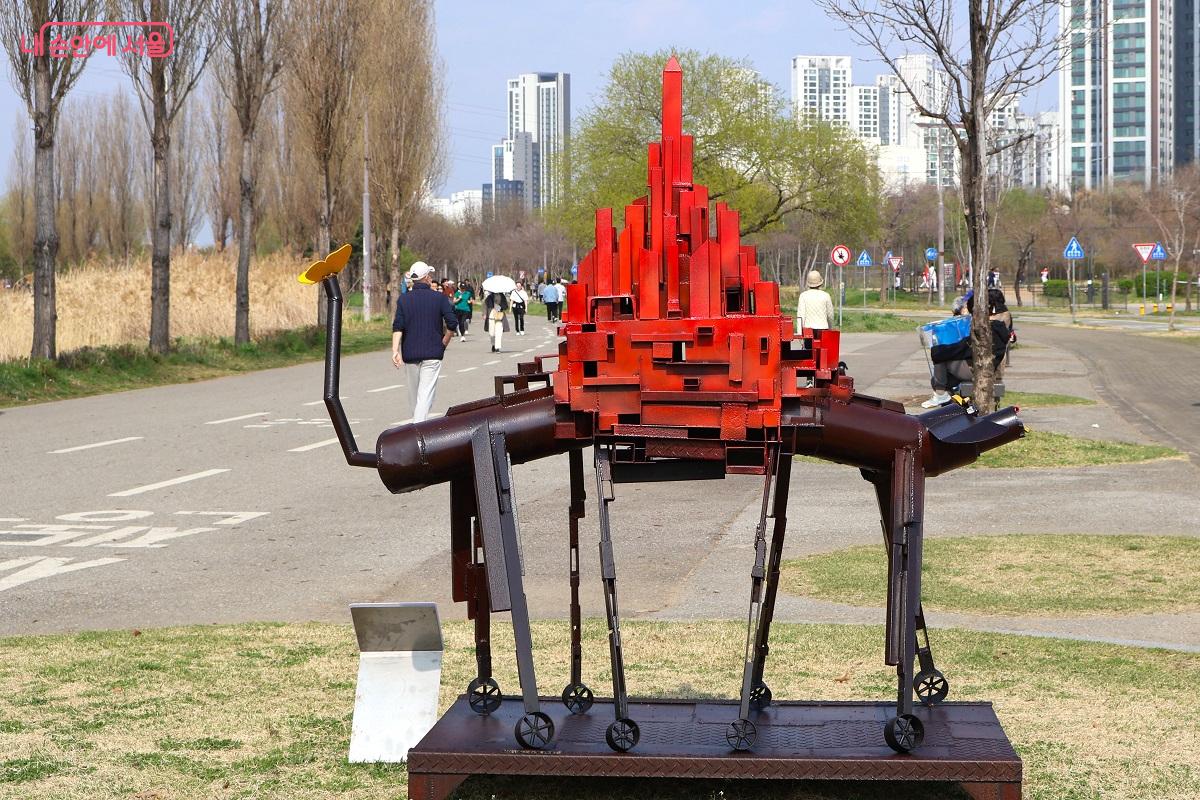 기하학적인 금속 구조물 위에 붉은 도시 형상을 얹은 독특한 작품이 인상적이다. &copy;이봉덕