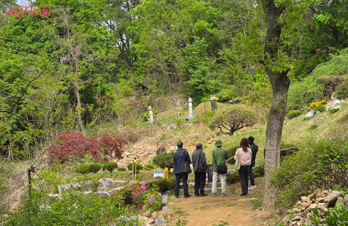 중랑둘레길 해설을 듣고 있는 시민들을 만날 수 있다. &copy;조성희