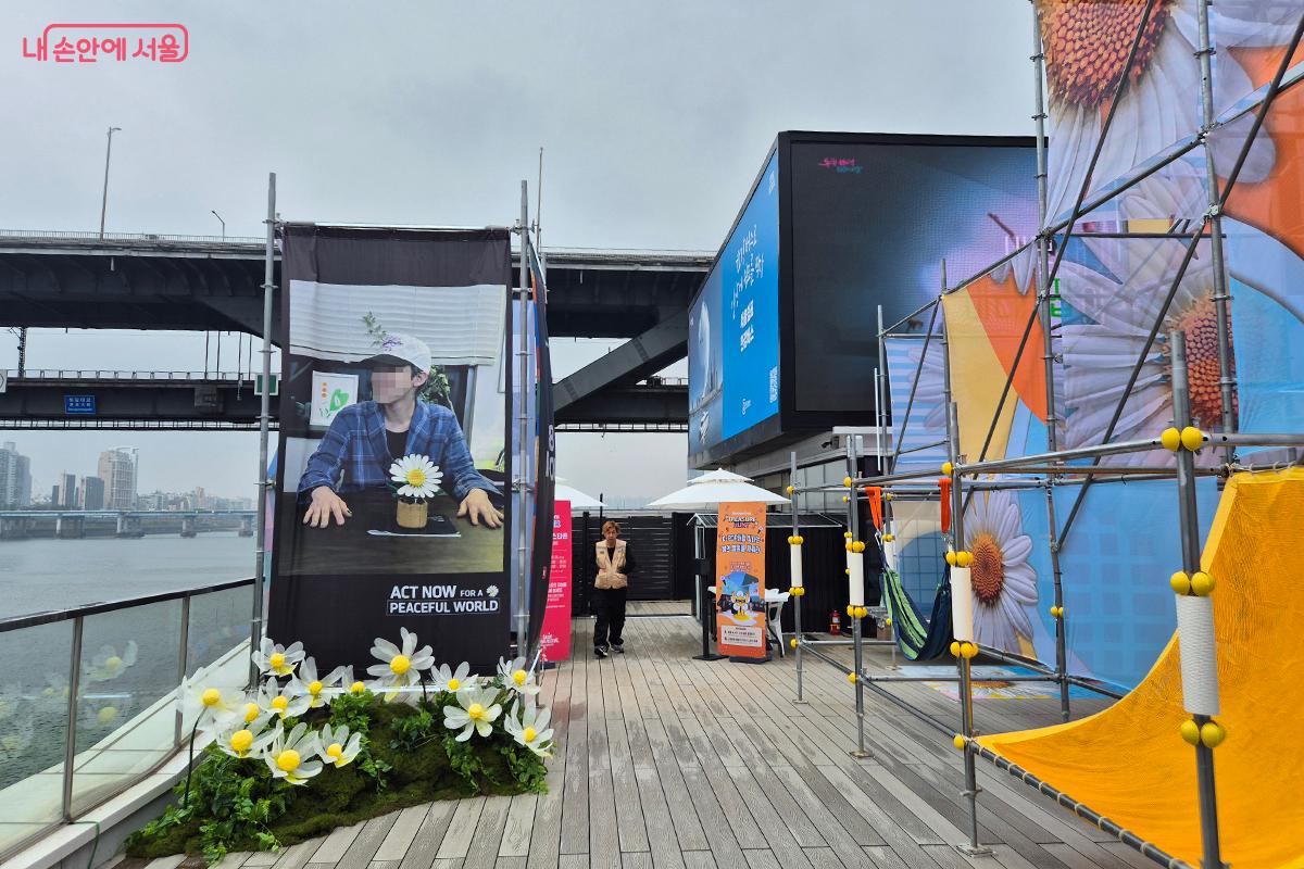 뚝섬 선착장에 설치된 K-POP 스타 존 ©이혜숙