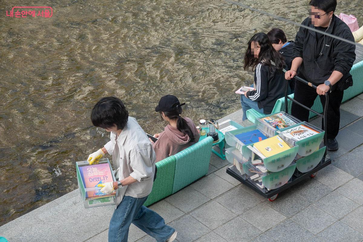 2026년 힙독&서울야외도서관이 개장되었다. 책을 곳곳에 비치중이다 Ⓒ김인수