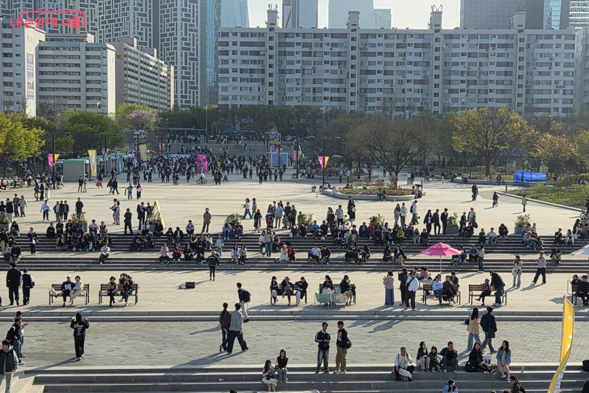 여의도 한강공원은 사람들의 발길이 끊이지 않았다. &copy;김미선