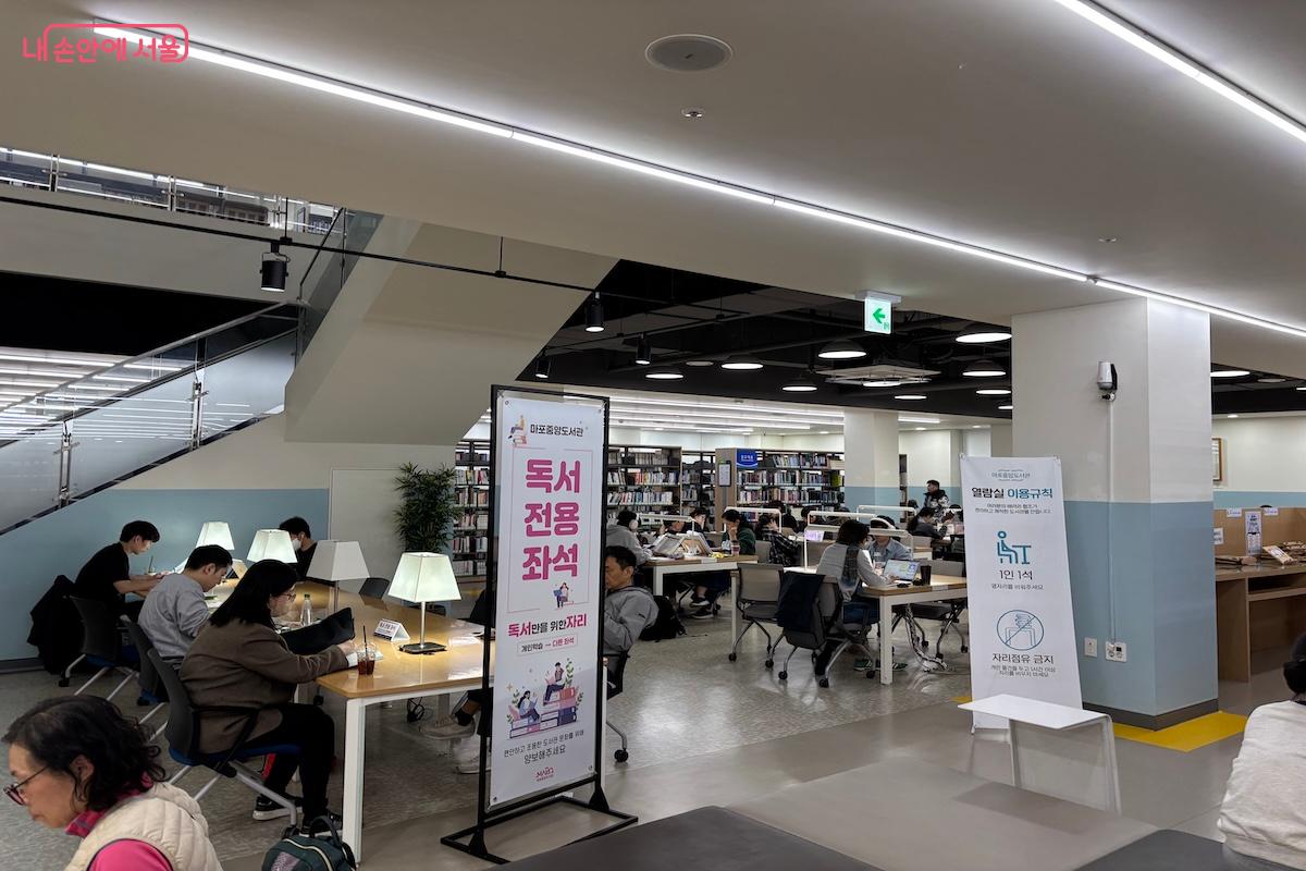 자료실은 책을 읽거나 공부할 수 있도록 다양한 형태의 좌석으로 구성되어 있다. &copy;이혜원