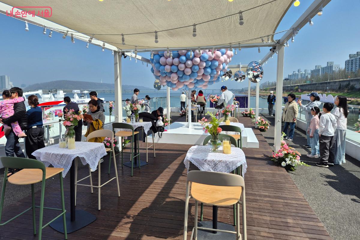 마곡 선착장에 준비된 선셋 파티장에서 다과와 음료를 즐기며 잊지 못할 추억을 남긴다. ©이혜숙