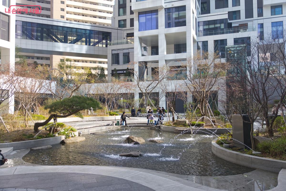 지하 1층은 광장과 중정형태로 되어 있어 관광객들의 발걸음도 이끌고 있다