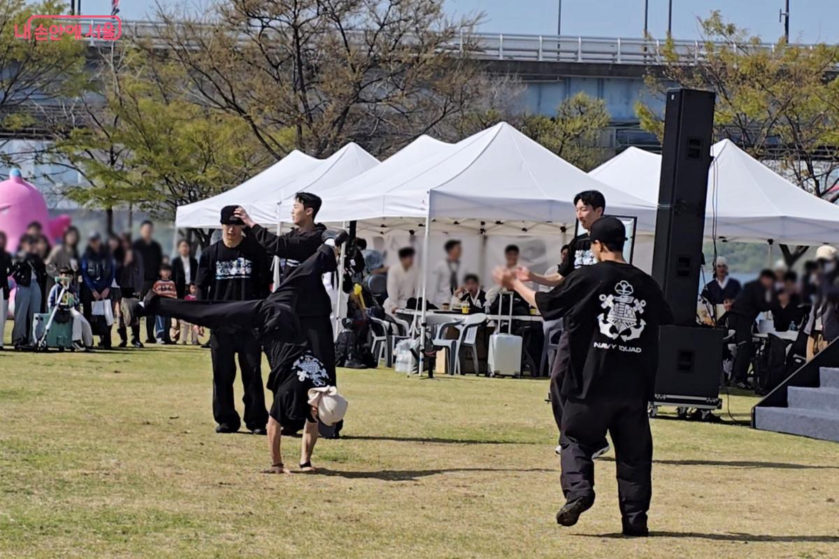 비보잉, 팝핀, 락킹 등 다양한 춤을 선보이고 있는 해군 홍보대 ©박진영