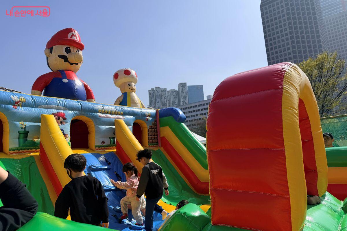 안전요원이 대기하고 있어 아이들은 에어바운스 놀이터에서 마음 놓고 뛰어 놀 수 있다. ⓒ노윤지