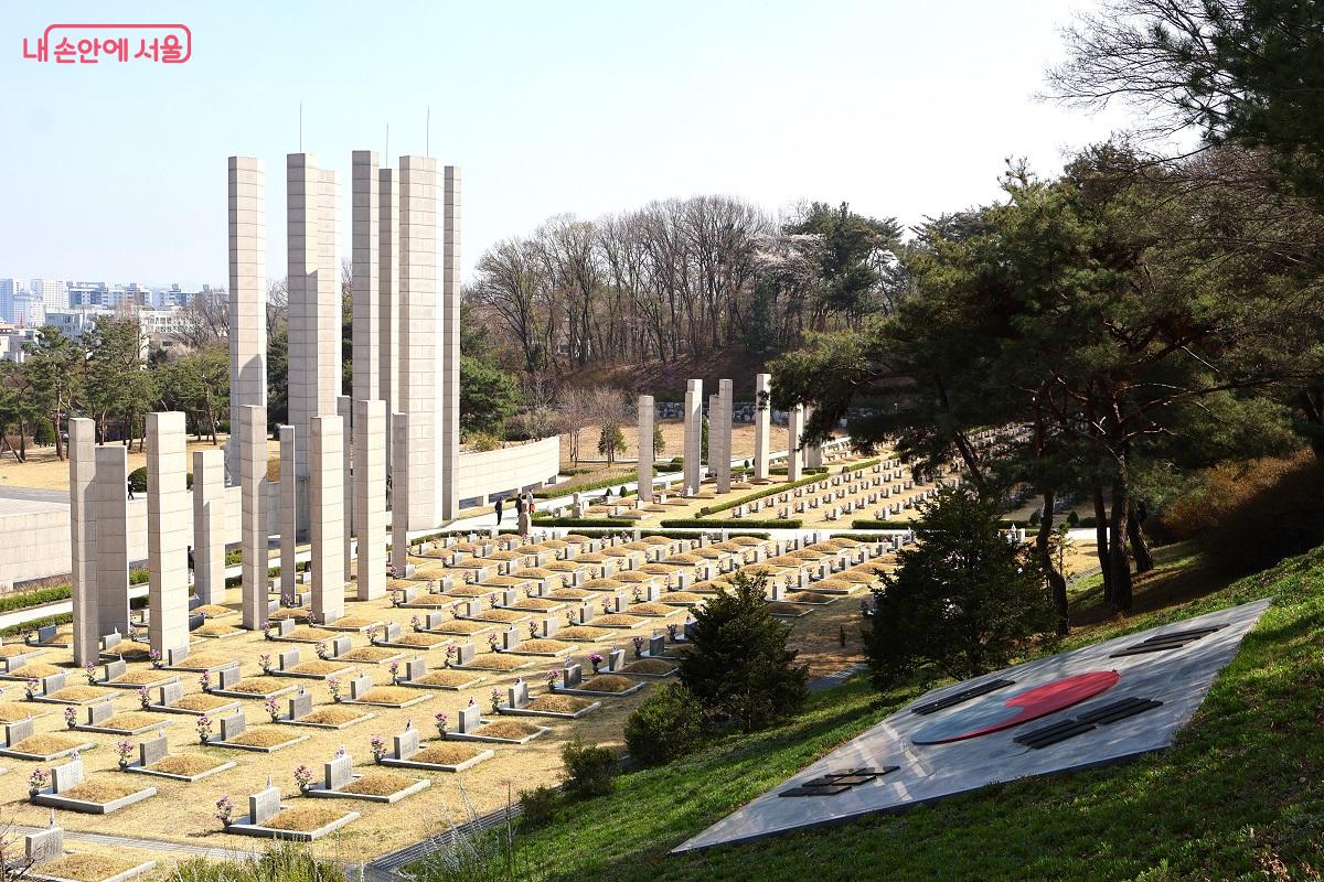 국립4.19민주묘지. 1960년 4월 19일, 독재 정권에 항거 민주주의를 지켜낸 200여 명 학생들의 숭고한 희생을 기리기 위해 건립되었다. &copy;김대진