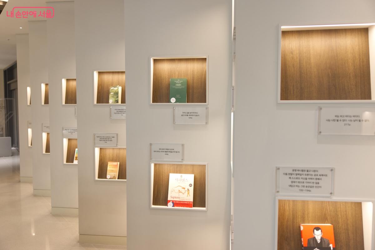 고급 레지던지 지하에 개관한 구립도서관이라는 재미난 특성이 있다