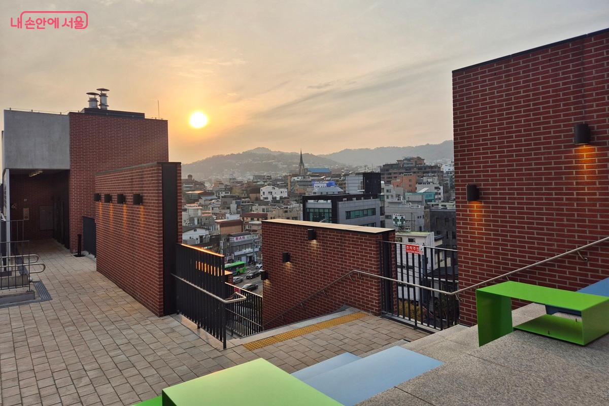 북악산으로 지는 노을이 연극의 배경 같이 느껴진다. &copy;마가은