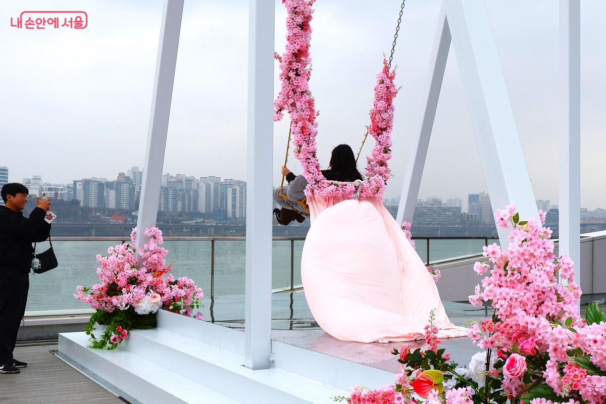 한강버스선착장 루프탑, 꽃 장식 그네를 타며 즐기는 낭만적인 시간 ⓒ이봉덕