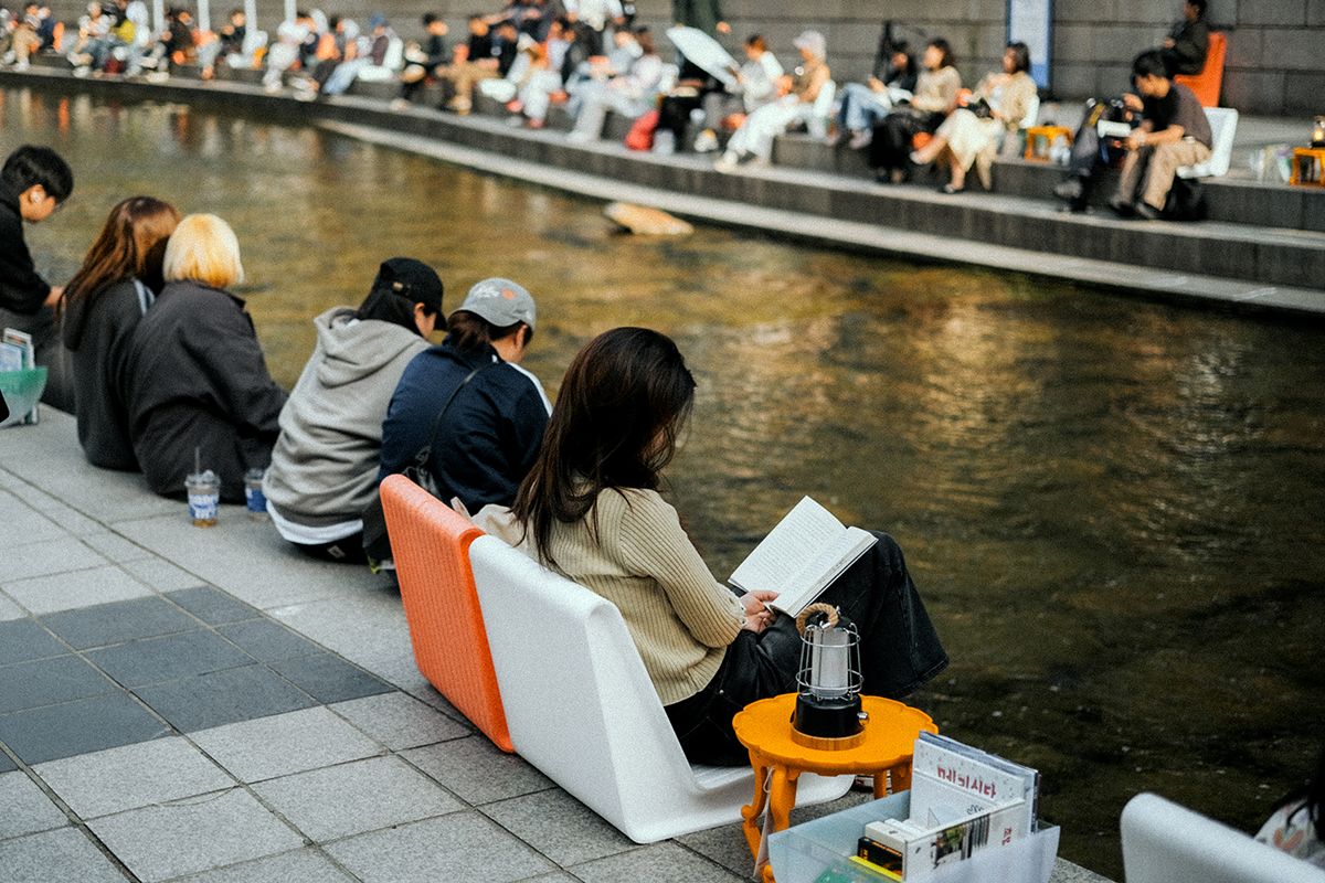 청계천 물소리 들으며 독서 삼매경&hellip;'서울야외도서관' 드디어 개장!