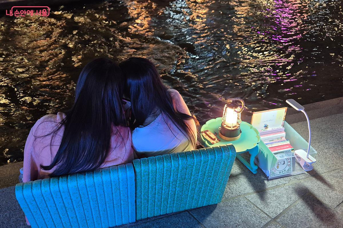 북시트와 북라이트를 대여해 야간 독서를 즐기고 있는 시민들