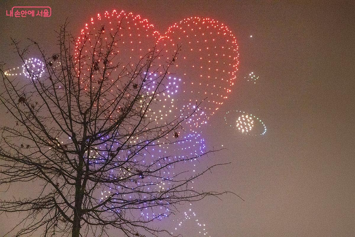 여의도 한강공원 하늘에 펼쳐진 빛으로 그린 하트 드론쇼 ©장신자