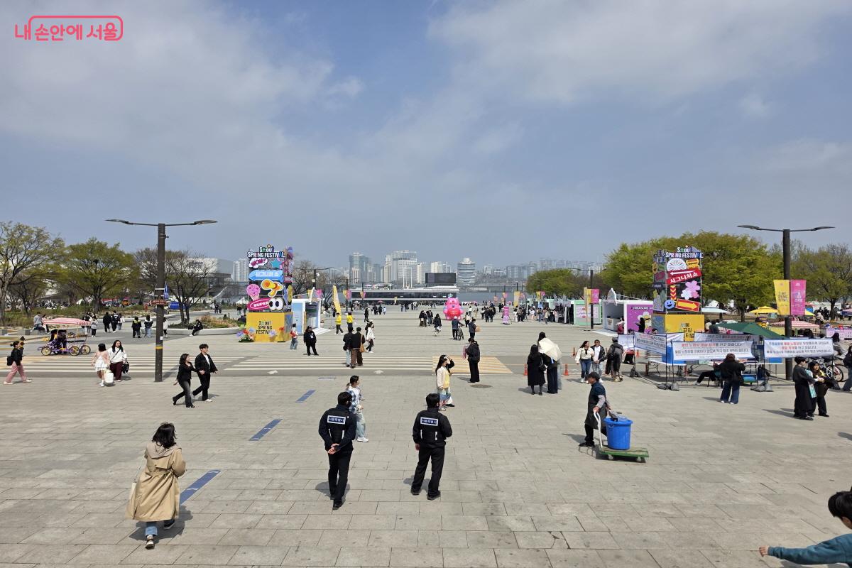 여의도 한강공원에서 진행 중인 서울스프링페스티벌