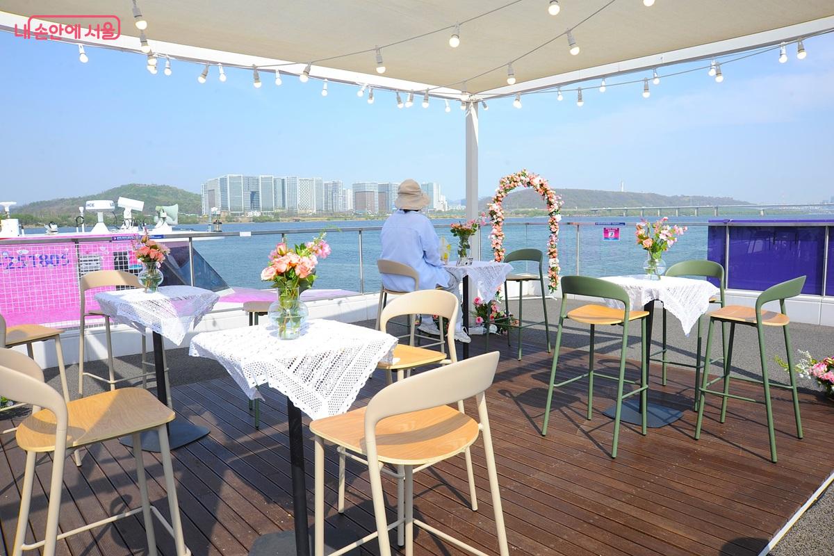 마곡선착장 루프톱의 &lsquo;선셋 파티&rsquo; 공간 &copy;조수봉