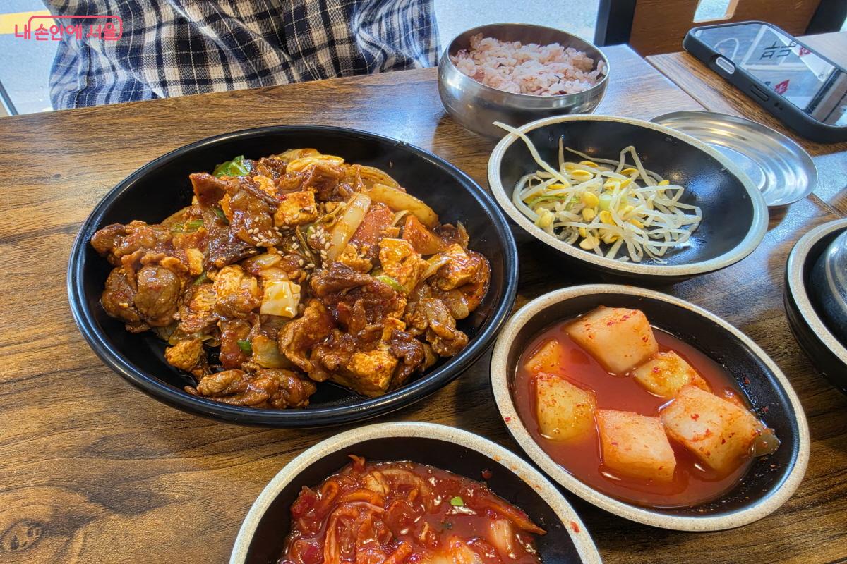 한끼로 손색없는 제육볶음과 흑미밥이었다. ©심재혁