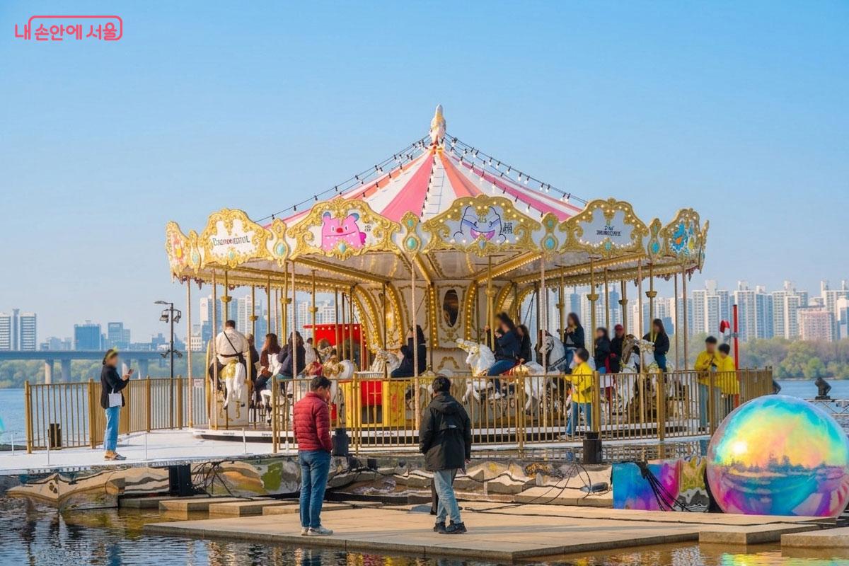 여의도 한강공원에 설치된 회전목마 ⓒ홍혜수