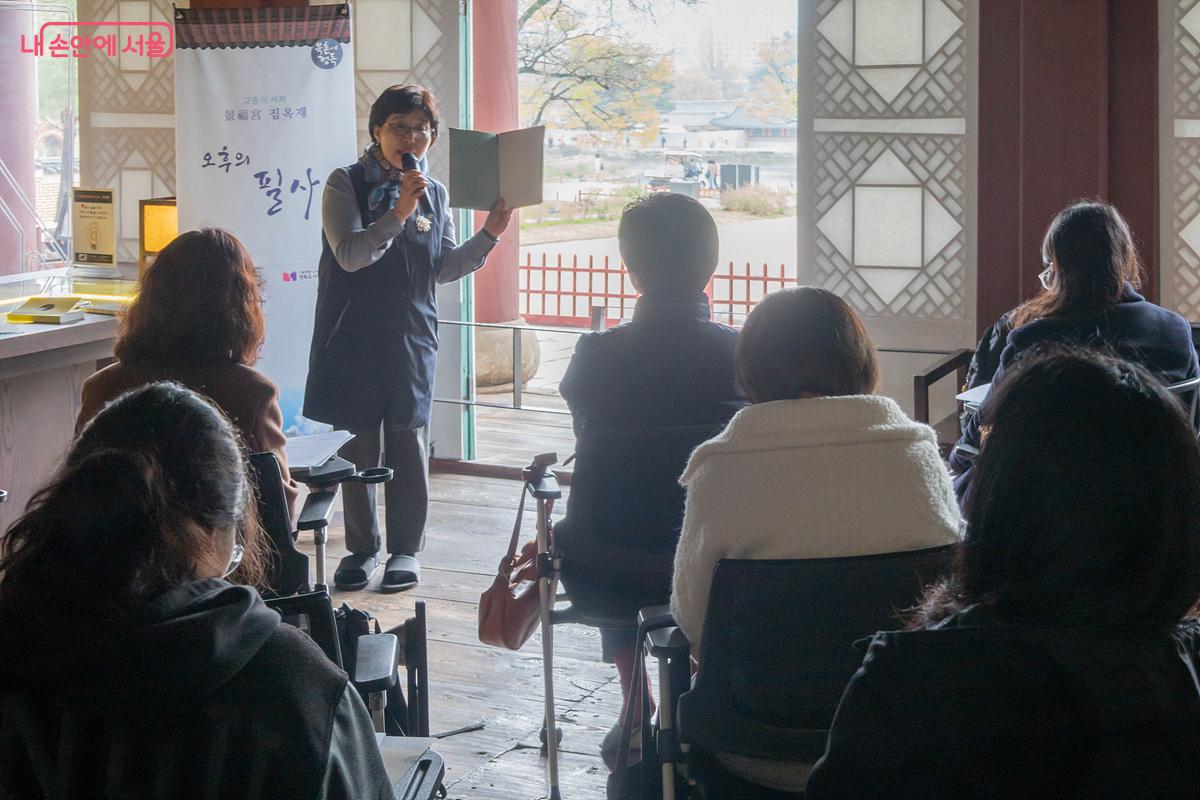 1998년 출간된 소설 <모순>의 한 구절이 오늘의 필사 텍스트로 낙점됐다. &copy;김인수