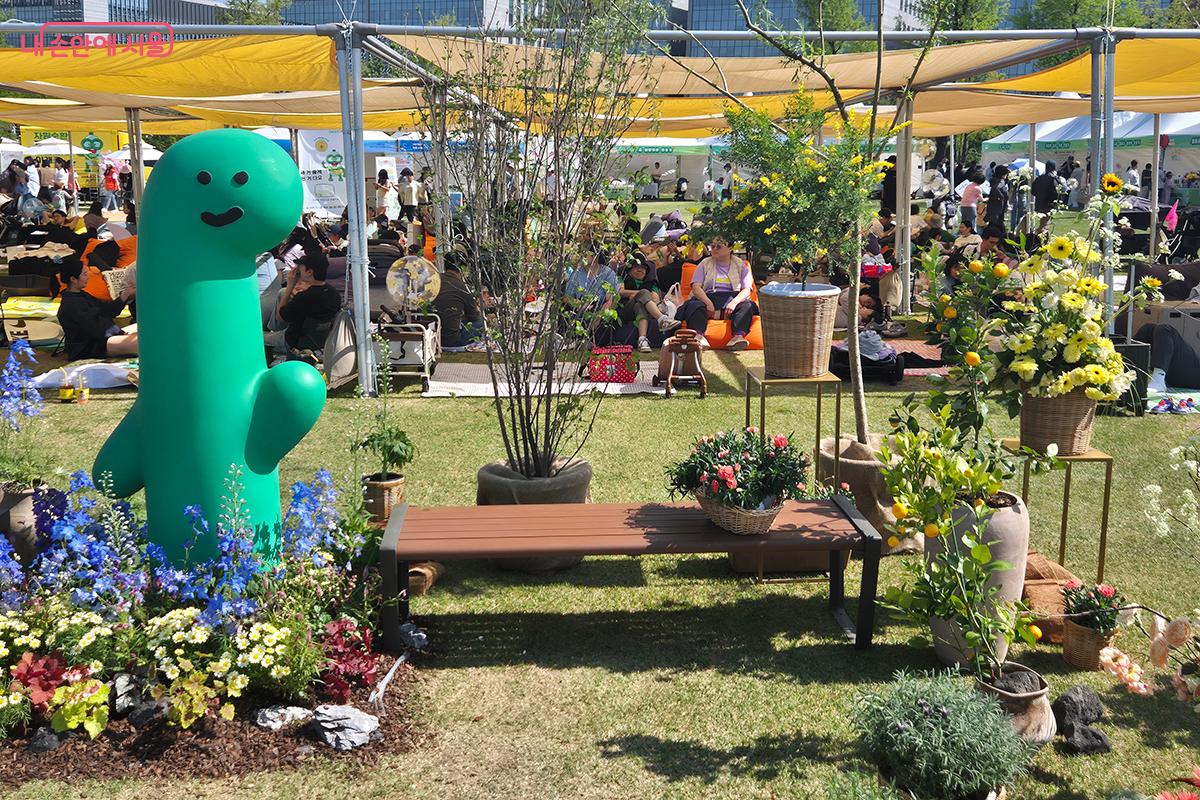 조구만 스튜디오의 캐릭터인 &lsquo;브라키오&rsquo;와 사진을 찍을 수 있는 포토존 &copy;이혜숙