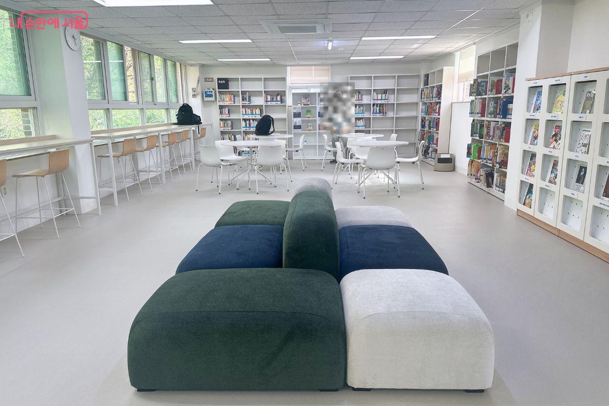 다양한 잡지와 원서, 특성화 도서 등을 볼 수 있다. &copy;김재형