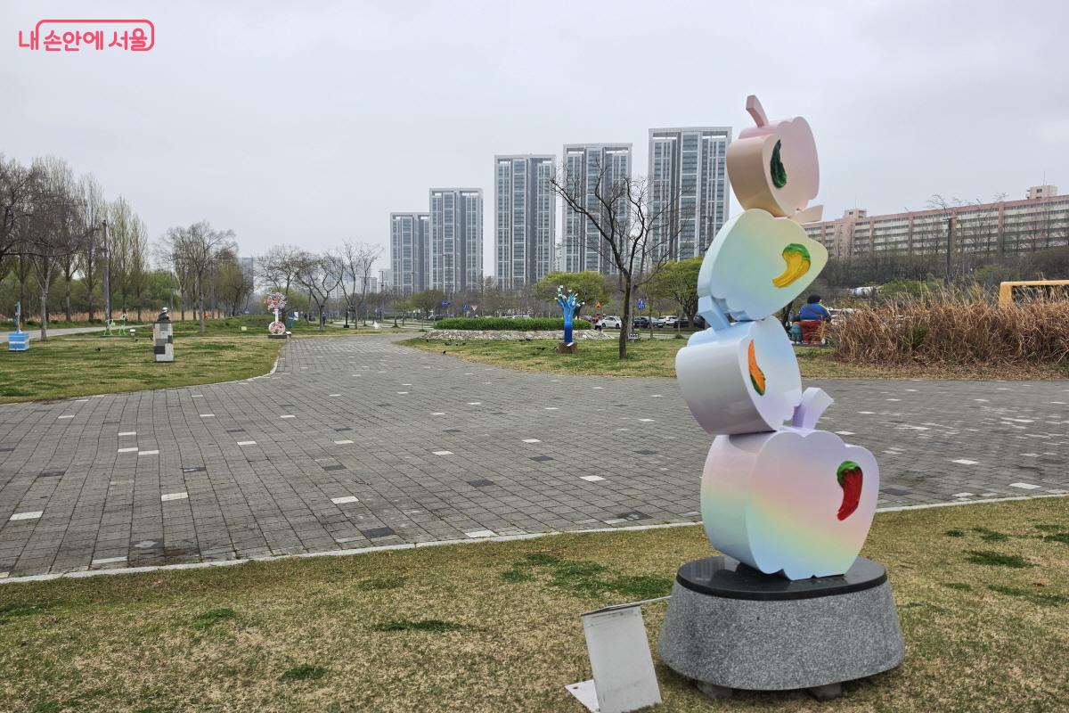 반포 한강공원에 진행 중인 한강공원 조각작품 순환전시, "한강, 색을 입다"