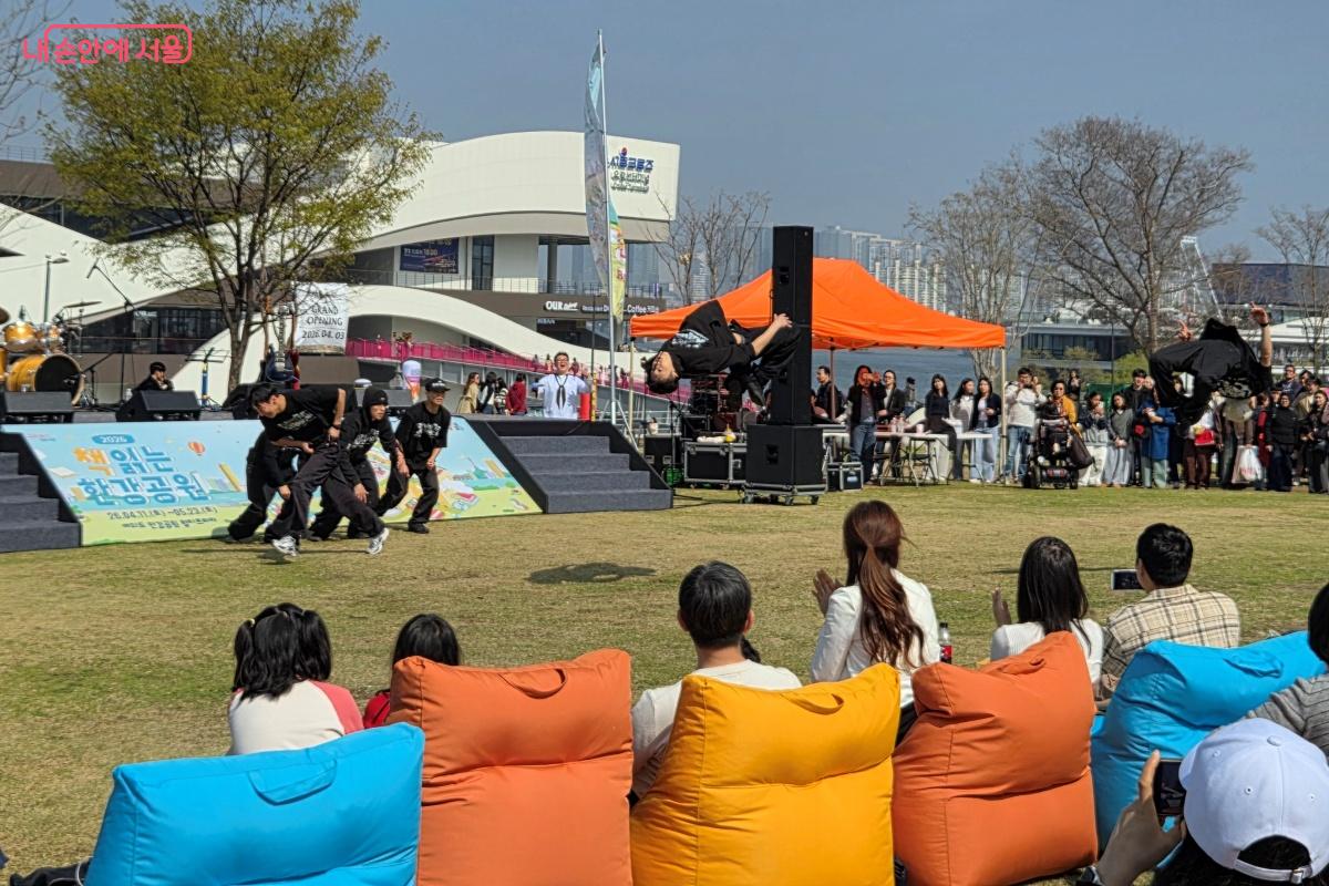 4월 11일 개막식으로 해군홍보대의 비보잉 공연이 진행됐다. &copy;김미선